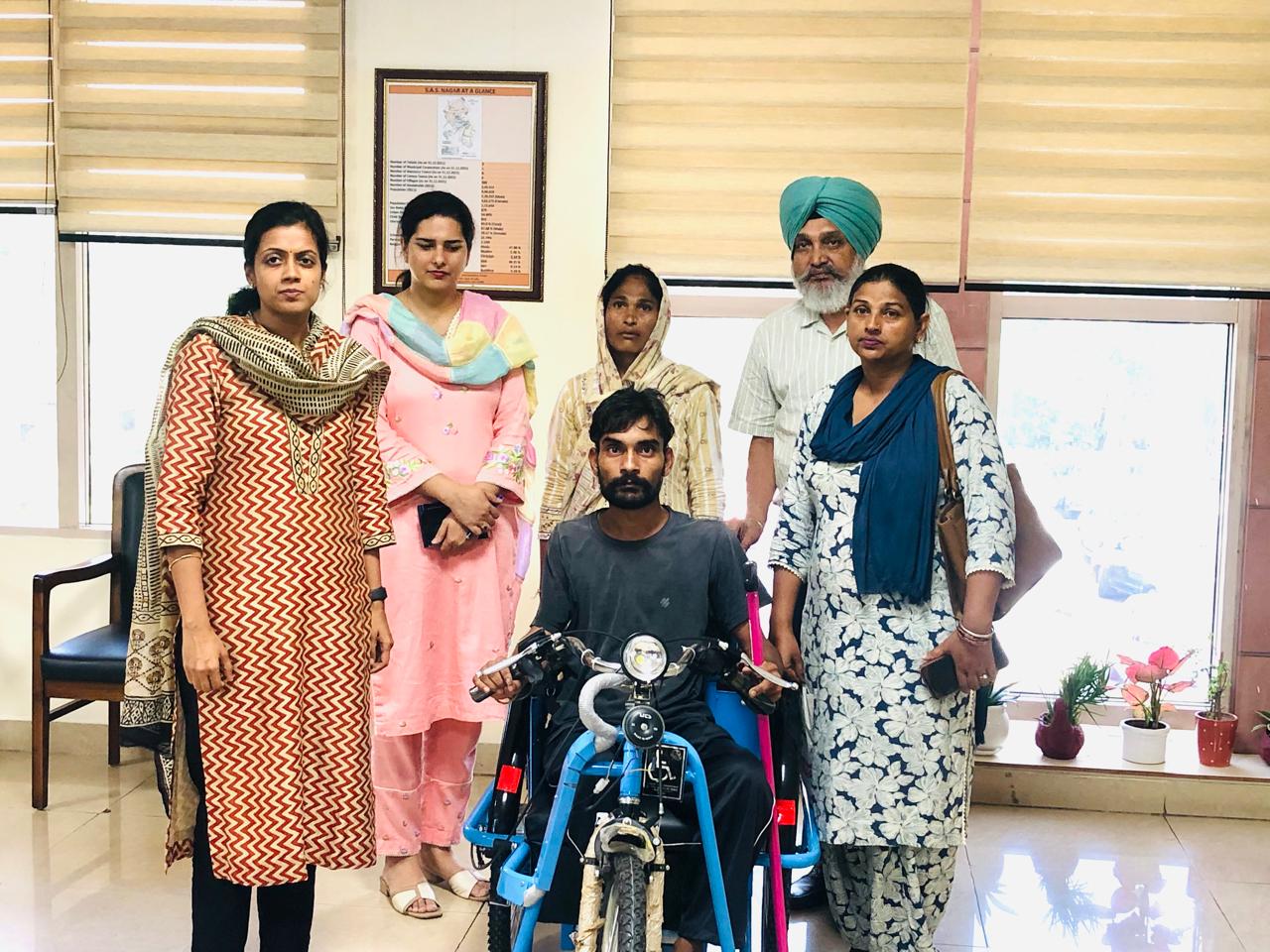 जिला रेडक्रॉस सोसायटी की ओर से विक्रम पाल सिंह को एक मोटराइज्ड ट्राइसाइकिल और एक छड़ी दी गई।